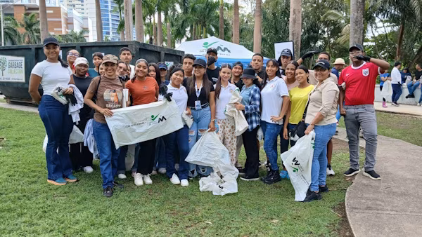 En el ámbito del Día Mundial del Reciclaje, este 17 de mayo, se llevó a cabo una jornada de limpieza de playas en el Mirador de las Aves, en Costa del Este, actividad multisectorial en la cual participaron la Autoridad de Aseo Urbano y Domiciliario de Panamá (AAUD), estudiantes del Instituto José Dolores Moscote (IJDM), quienes estuvieron representados por los jóvenes del programa ‘Gente Cool’, funcionarios del Ministerio de Ambiente de Panamá, estamentos de seguridad, entre otros.