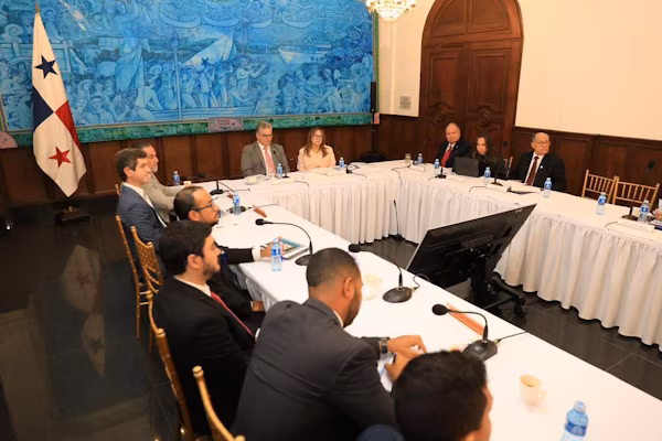 El ministro de la Presidencia de Panamá, Juan Carlos Orillac, presidió este miércoles, la primera sesión ordinaria de 2026 del Ente Rector del régimen de Asociaciones Público-Privadas (APP). En este encuentro se trataron decisiones estratégicas enfocadas al fortalecimiento institucional, la transparencia y la expansión del portafolio de proyectos APP en Panamá, destacando el avance del proyecto del Centro Penitenciario de Máxima Seguridad bajo la modalidad APP.