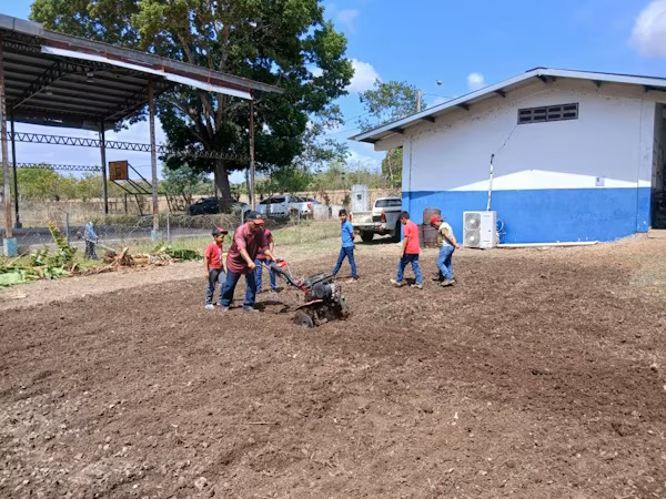 Como parte del compromiso del Gobierno Nacional de Panamá con la educación agrícola y la seguridad alimentaria, el Ministerio de Desarrollo Agropecuario de Panamá (MIDA), por medio de la Agencia de Tres Quebradas y la coordinación regional de Desarrollo Rural, dio principio a las labores de limpieza y preparación de terreno para el establecimiento de un nuevo huerto escolar en la Escuela de Tres Quebradas.