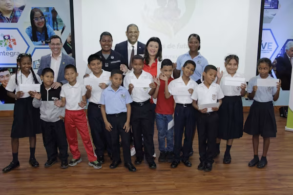 En Panamá, la niñez vuelve a ocupar un lugar prioritario en la agenda nacional. En medio de emociones, sonrisas y miradas llenas de ilusión, niños y niñas lograron una nueva oportunidad para seguir sus estudios gracias al programa de becas Abrazos del Futuro, una iniciativa encaminada a prevenir y erradicar el trabajo infantil y a transformar la vida de menores en situación de vulnerabilidad desde las aulas.