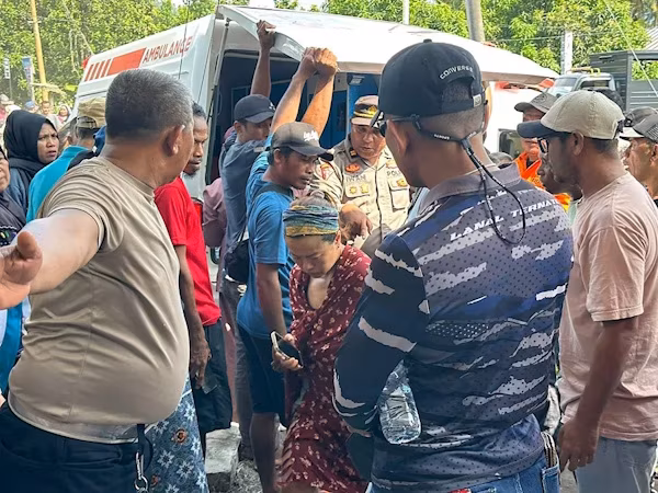 Yakarta (EFE).- Tres senderistas han muerto este viernes en Indonesia y otros 17 fueron rescatados tras la erupción del volcán Dukono, situado en la isla de Halmahera, en el noreste del país, confirmaron a EFE las autoridades locales.