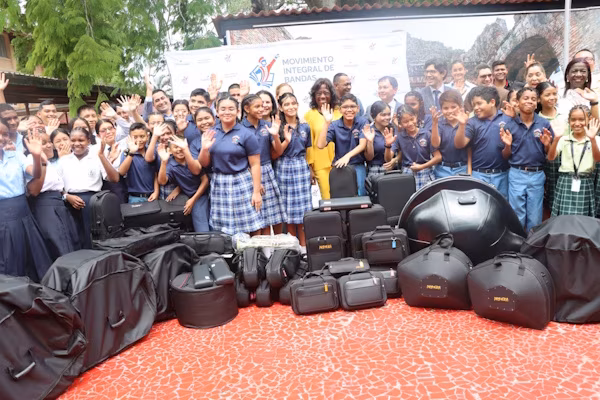 Durante un acto lleno de música y emoción celebrado en el Ministerio de Educación de Panamá (MEDUCA), estudiantes de 171 centros educativos recibieron instrumentos musicales que darán vida a 46 nuevas bandas de música, abriendo oportunidades para que cientos de jóvenes encuentren su talento, fortalezcan el trabajo en equipo y marchen con orgullo representando a sus escuelas y comunidades.