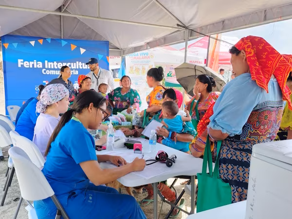 El equipo del Centro de Salud de Akua Yala, dirigido por el doctor Santiago Degracia, participó en una feria intercultural de salud la cual estaba organizada por la empresa concesionaria Ruta del Este, OHLA y el Ministerio de Obras Públicas (MOP). El propósito fue acercar servicios básicos de salud a la población de la comunidad de Akua Yala, en la comarca Madugandí.