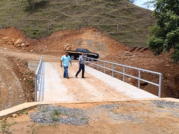 El Ministerio de Obras Públicas (MOP), Veraguas, finalizó los trabajos de construcción del puente vehicular sobre la quebrada La Culaca, corregimiento de El Alto, distrito de Santa Fe, una obra que beneficia en forma directa a más de mil habitantes de esta región.
