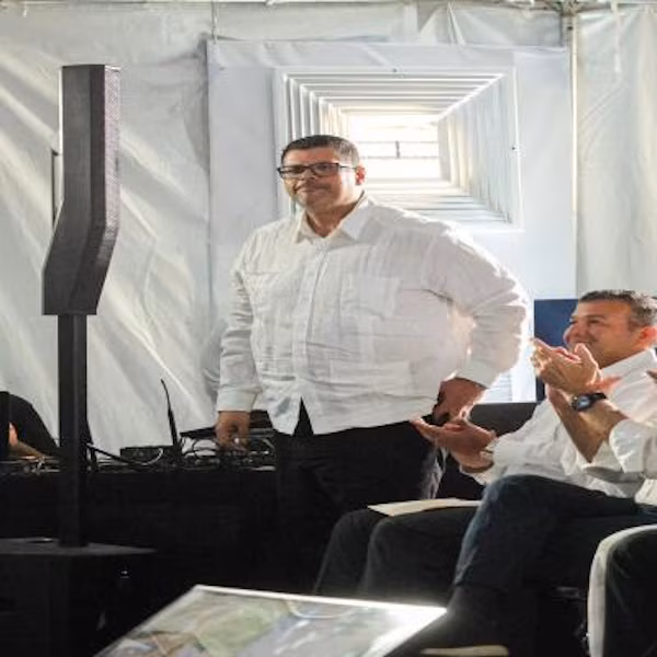 El presidente de la República de Panamá, José Raúl Mulino, durante el desarrollo del conversatorio semanal, felicitó al director de Correos Panamá, Omar Torres, por la labor que se ha llevado a cabo en la entidad hacia la modernización con el nuevo sistema de códigos postales. “Gracias al director y su equipo, se logró que cada panameño tenga un código postal georreferenciado como en otros países del mundo, un avance para que cada hogar de este país pueda recibir paquetería para mejorar la logística y avanzar como nación”, explicó.