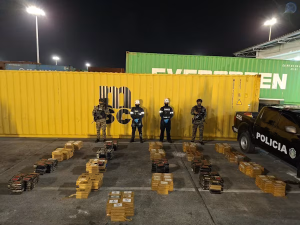 Tras una operación conjunta la Policía Nacional de Panamá (PNP) por medio de la Dirección Nacional Antidrogas (DNA) y su Unidad Táctica Antidrogas (UTOA), en cooperación con el Ministerio Público, incautó 739 paquetes de presunta droga hallados en un contenedor con trazabilidad desde Panamá y destino final Venezuela, que fue intervenido en un puerto de la provincia de Colón.