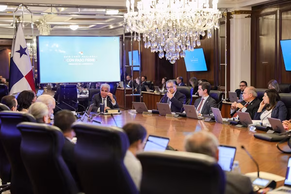 Ante una situación climatológica que representa un desafío para el país, el presidente de la República de Panamá, José Raúl Mulino, y los ministros que integran el Consejo de Gabinete, aprobaron la Resolución N. 53-26 que crea la Comisión Interinstitucional de Alto Nivel para dar seguimiento a los posibles efectos adversos por el fenómeno de El Niño. Esta resolución, señala que, este fenómeno influye en las condiciones del tiempo. Por ejemplo, en Panamá, se ha dado un aumento en las temperaturas y en la sensación térmica que experimenta la población, acorde a datos del Instituto de Meteorología e Hidrología de Panamá (IMHPA).