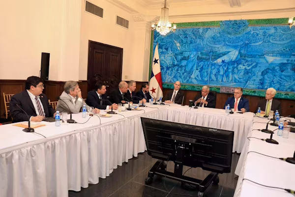 El presidente de la República de Panamá, José Raúl Mulino, sostuvo una reunión este lunes en horas de la tarde, con la bancada de diputados del Partido Panameñista, con quienes dialogó sobre los temas de interés nacional que se avecinan y que requieren de una coordinación transparente entre el Ejecutivo y el Legislativo.