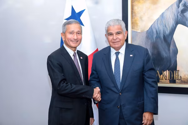 El presidente de la República de Panamá, José Raúl Mulino, recibió este lunes en el Palacio de las Garzas al canciller de Singapur, Vivian Balakrishnan, con quien conversó respecto al fortalecimiento de la cooperación entre ambos países que comparten una posición importante en el comercio marítimo internacional.