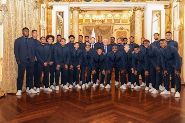 • Presidente entrega pasaporte panameño a Thomas Christiansen. El presidente de la República de Panamá, José Raúl Mulino, hizo entrega del pabellón nacional al jugador Erick Davis, uno de los capitanes de la Selección Nacional Mayor de Fútbol. El elenco fue recibido en el Salón Amarillo del Palacio de Las Garzas, donde el mandatario, destacó el esfuerzo de los jugadores y del cuerpo técnico con el fin de colocar a Panamá, en el sitial más alto de este deporte, y representarnos, a partir de junio, en el Mundial de la FIFA 2026.