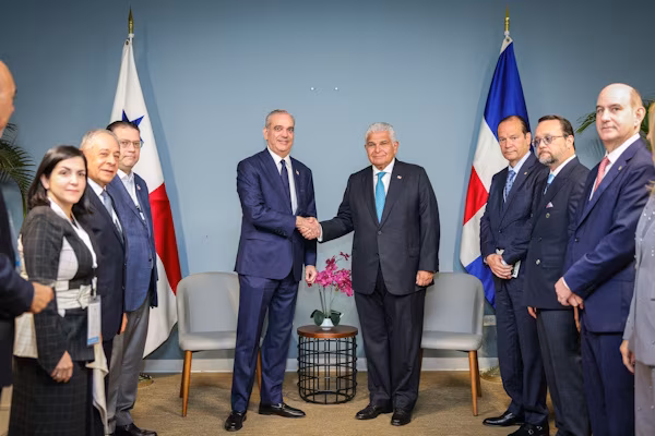 El presidente de la República de Panamá, José Raúl Mulino, y su homólogo de República Dominicana, Luis Abinader, sostuvieron una reunión bilateral este miércoles, en donde conversaron respecto al reforzamiento de las relaciones diplomáticas y comerciales, y la agilidad migratoria. Para este encuentro, ambos estuvieron acompañados por miembros de sus gabinetes y representantes del sector privado.