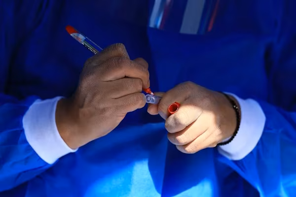 Washington, (EFE).- Autoridades sanitarias de Estados Unidos aseguraron este lunes que el riesgo de hantavirus “para el público en general sigue siendo muy, muy bajo”, después de conocerse que uno de los 17 estadounidenses repatriados desde Canarias dio positivo y otro presenta síntomas leves.