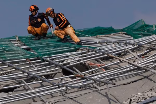 Bangkok (EFE).- Tres personas han muerto y 17 permanecen desaparecidas en Filipinas después de que un edificio en construcción se derrumbara el domingo en la ciudad de Ángeles, situada unos 80 kilómetros al norte de Manila.
