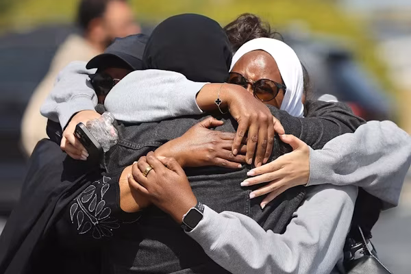 Los Ángeles (EE.UU.) (EFE).- Al menos cinco personas, dos de ellos los atacantes, han muerto este lunes en el tiroteo contra la mezquita más grande del condado de San Diego, en el estado de California.