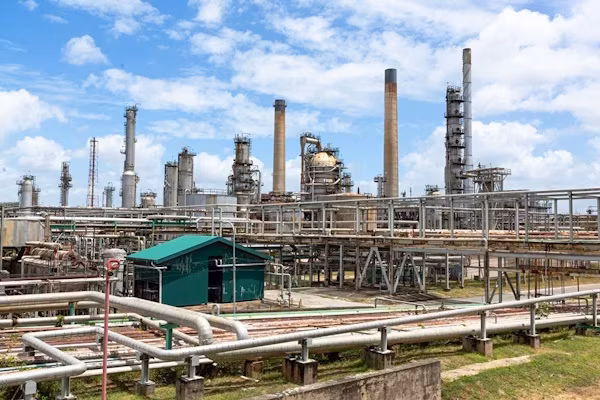 Madrid, (EFE).- El barril de petróleo brent para entrega en julio sube este martes cerca de un 4 % y cotiza por encima de los 108 dólares mientras las negociaciones de paz entre Estados Unidos e Irán siguen estancadas y el estrecho de Ormuz bloqueado.