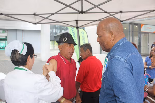 El director regional de Salud del Ministerio de Salud en San Miguelito, Algis Torres, recalcó que, se continúa fortaleciendo las acciones de prevención y vigilancia epidemiológica mediante la aplicación de la vacuna contra el sarampión, en todas las instalaciones de salud del distrito, con el objetivo de proteger a la población, especialmente a niños y grupos vulnerables.