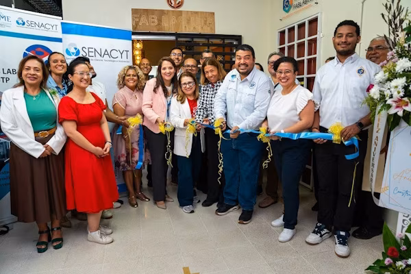La Facultad de Ingeniería Industrial (FII), de la Universidad Tecnológica de Panamá (UTP), inauguró en fecha reciente, su Laboratorio FABLAB FII, un espacio abierto a la innovación, el diseño y la tecnología, orientado a la creación, el aprendizaje y la investigación. Este proyecto, se pudo lograr, gracias al apoyo de la Secretaría Nacional de Ciencia, Tecnología e Innovación de Panamá (SENACYT).