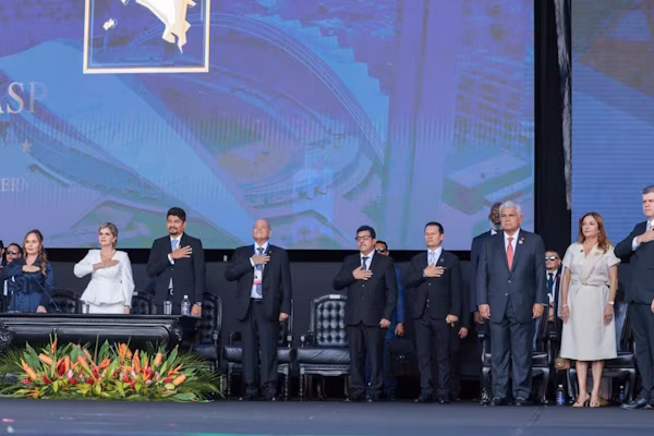 El presidente de la República de Panamá, José Raúl Mulino, asistió a la toma de posesión de la nueva presidenta costarricense, Laura Fernández Delgado, quien asumió el viernes, 8 de mayo de 2026 el cargo, con la promesa de gobernar para los más necesitados. En su discurso, destacó que, dará continuidad al legado de su predecesor, Rodrigo Chaves, bajo los principios de esperanza y transparencia, combatiendo la corrupción y el clientelismo. Asimismo, enfatizó su compromiso con la lucha contra el narcotráfico y el impulso de una economía creciente en el marco de una “tercera República que no le teme al cambio”.