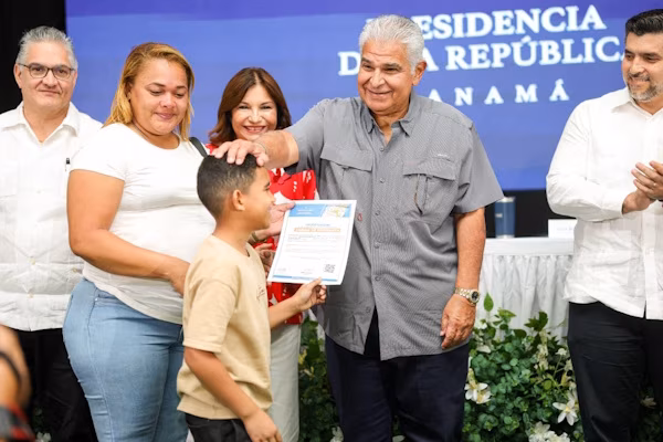 El presidente de la República de Panamá, José Raúl Mulino, hizo entrega de la última fase del proyecto habitacional Ciudad Esperanza, ubicado en el distrito de Arraiján, provincia de Panamá Oeste, el cual cuenta con siete torres de apartamentos y que será beneficioso para unas 220 familias de bajos ingresos económicos.