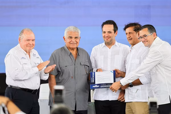 El presidente de la República de Panamá, José Raúl Mulino, junto al ministro de Obras Públicas, José Luis Andrade, dio la orden de proceder para la ejecución del proyecto de rehabilitación, mejora y mantenimiento de la carretera Panamericana Oeste, una de las obras viales más importantes que promueve el Gobierno Nacional bajo el modelo de Asociación Público-Privada (APP).
