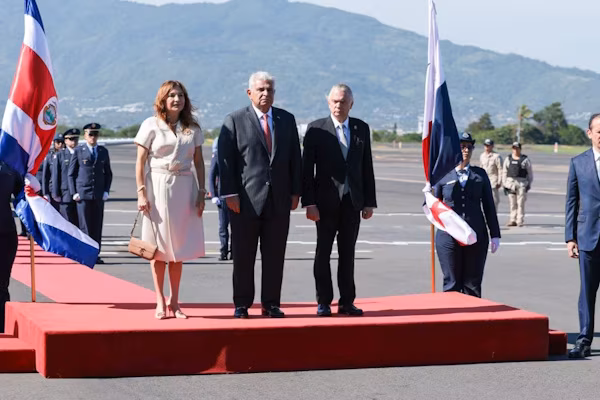 El presidente de la República de Panamá, José Raúl Mulino, fue recibido hoy con honores al llegar a la ciudad de San José, Costa Rica, a fin de participar en la toma de posesión de la nueva mandataria costarricense, Laura Fernández Delgado, evento al que también concurren otros 8 jefes de Estado.