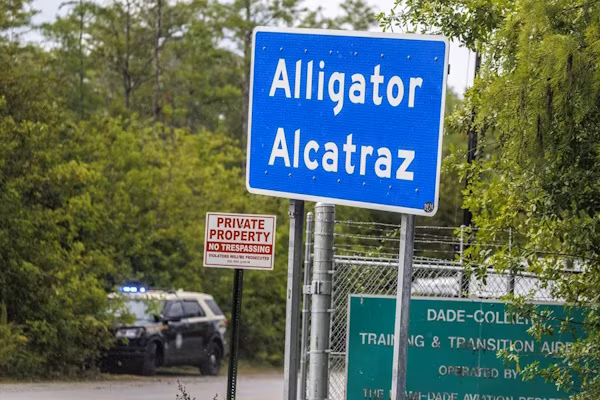 Miami (EE.UU.) (EFE).- El polémico Alligator Alcatraz, centro de detención migratoria emblemático de la segunda presidencia del estadounidense Donald Trump, cerrará tras haber ejecutado casi 21.000 deportaciones, anunció este jueves el gobernador de Florida, Ron DeSantis, en el sitio, al oeste de Miami.