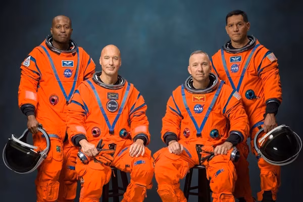 Austin (EE.UU.) (EFE).- La NASA presentó este martes a los cuatro astronautas que integrarán la misión Artemis III, prevista para 2027 y considerada el próximo gran paso en el programa que busca llevar nuevamente astronautas a la Luna, más de medio siglo después de la histórica misión Apolo 17.