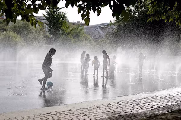 Madrid (EFE).- Doce comunidades autónomas están hoy bajo aviso amarillo (peligro bajo) por calor y/o tormentas, que podrán ir acompañadas de rachas muy fuertes de viento, sin descartar granizo. También las temperaturas podrán alcanzar un día más hasta los 40 grados en zonas de Andalucía.