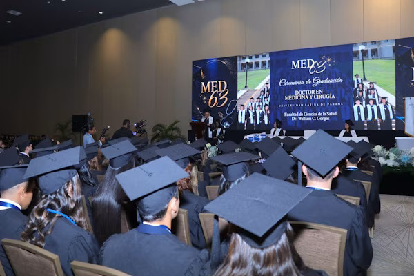 En el ámbito de la ceremonia de graduación de la Promoción MED-63 de la Facultad de Medicina de la Universidad Latina de Panamá, el viceministro de Salud de Panamá, Manuel Zambrano Chang, destacó el papel fundamental que desempeñarán los nuevos profesionales en el fortalecimiento del sistema sanitario nacional y los exhortó a ejercer la medicina con vocación, ética y sensibilidad humana. A lo largo de su intervención, felicitó a los graduandos por concluir una etapa marcada por el esfuerzo, la disciplina y la perseverancia, reconociendo los sacrificios realizados a lo largo de su formación académica.