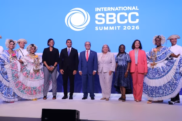 • Ministro de Salud de Panamá y altas autoridades destacan el papel de la comunicación para promover cambios de comportamiento, fortalecer la inclusión y enfrentar los desafíos globales. Panamá, se transformó en el epicentro mundial del diálogo sobre comunicación para el desarrollo al inaugurar en fecha reciente, la Cumbre Internacional de Comunicación para el Cambio Social y de Comportamiento (SBCC Summit 2026), evento que por primera vez se celebra en América Latina y el Caribe, reuniendo a más de 800 participantes de 125 países. Durante el desarrollo del acto inaugural, el ministro de Salud de Panamá, Dr. Fernando Boyd Galindo, indicó que, el mundo enfrenta desafíos cada vez más complejos que exigen transformaciones profundas en la manera en que las personas se comunican, interactúan y construyen comunidades más resilientes.