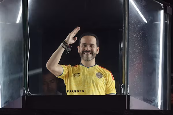 Barranquilla (Colombia) (EFE).- El ultraderechista Abelardo de la Espriella se presentó este domingo ante una multitud en la ciudad caribeña de Barranquilla como el presidente de Colombia luego de ganar, según el conteo preliminar, en la segunda vuelta de las elecciones al izquierdista Iván Cepeda, a quien pidió no promover movilizaciones ni actos de violencia.