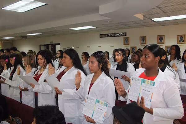 En el ámbito de la celebración del Día Internacional de los Archivos, el Departamento y la Escuela de Archivología de la Universidad de Panamá efectuaron el pasado 9 de junio un acto académico en el Salón de Profesores Manuel Octavio Sisnett de la Facultad de Humanidades, donde un grupo de 63 estudiantes de primer a cuarto año participaron en la ceremonia de investidura de bata y recibieron sus respectivos certificados.