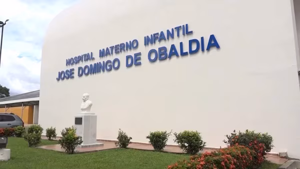 El Hospital Materno Infantil José Domingo de Obaldía informa a la población de la provincia de Chiriquí y de toda la región occidental del país que, durante las últimas semanas, se ha registrado un incremento significativo en la demanda de atención en el Servicio de Urgencias Pediátricas. Esta situación está asociada al inicio de la temporada de infecciones respiratorias y al aumento de enfermedades gastrointestinales que afectan principalmente a la población infantil. Nuestro personal médico, de enfermería, técnico y administrativo continúa realizando un esfuerzo extraordinario para garantizar una atención segura, oportuna y de calidad a todos los pacientes que requieren nuestros servicios. No obstante, el incremento sostenido de la demanda ejerce una presión considerable sobre las áreas de urgencias, observación, hospitalización y cuidados intensivos.