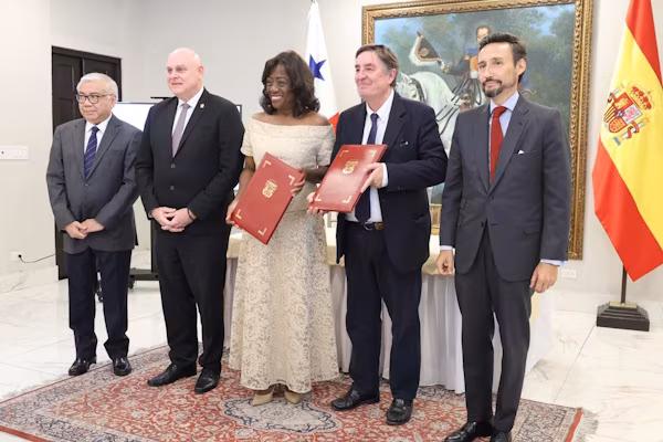 La firma de un convenio de colaboración para el desarrollo del XI Congreso Internacional de la Lengua Española (CILE), firmaron en fecha reciente, la ministra de Educación de Panamá, Lucy Molinar, y el director del Instituto Cervantes, Luis García Montero, con miras a fortalecer la cooperación institucional y avanzar en la organización de este evento el cual tendrá como sede la ciudad de Panamá en el 2028.