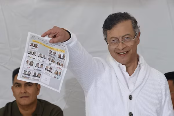 Bogotá (EFE).- La presidenta de la Comisión de Investigación y Acusación de la Cámara de Representantes, Gloria Arizabaleta, ordenó este miércoles la “suspensión provisional” del presidente colombiano, Gustavo Petro, mientras lo investiga por su presunta participación en la campaña electoral.