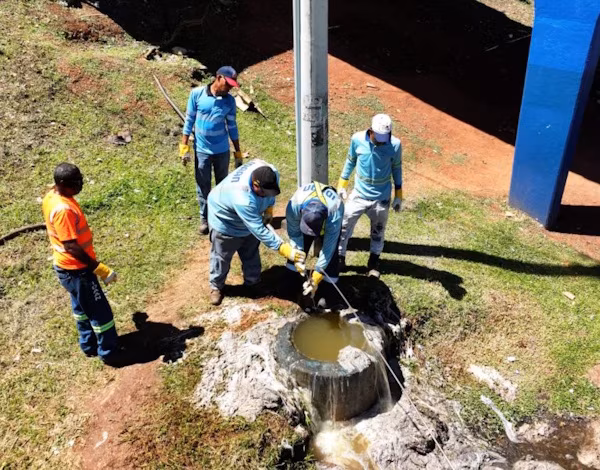 El personal especializado en alcantarillado sanitario de la Gerencia Metropolitana del Instituto de Acueductos y Alcantarillados Nacionales de Panamá (IDAAN), llevó a cabo este miércoles 10 de junio, trabajos de desobstrucción de la red, en la vía Transístmica a la altura del complejo hospitalario Dr. Arnulfo Arias Madrid de la Caja del Seguro Social.