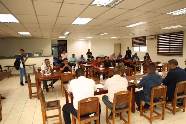 Representantes del Consejo de Coordinación Comarcal Emberá Wounaan (CCCEW) sostuvieron en fecha reciente, una reunión con el director general del Instituto para la Formación y Aprovechamiento de Recursos Humanos de Panamá (IFARHU), Carlos Godoy, con miras a conocer los avances y detalles relacionados con el proceso de pago de becas y beneficios estudiantiles por medio de la modalidad digital.