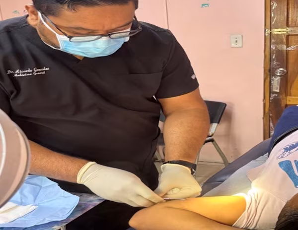 La Región de Salud de Panamá Este, por medio del Centro de Salud de Las Margaritas, llevó a la práctica una jornada de colocación de implantes subdérmicos dirigida a mujeres beneficiarias del Programa de Salud Sexual y Reproductiva, garantizando el acceso oportuno a métodos anticonceptivos seguros, eficaces y de larga duración, principalmente en las comunidades más vulnerables.