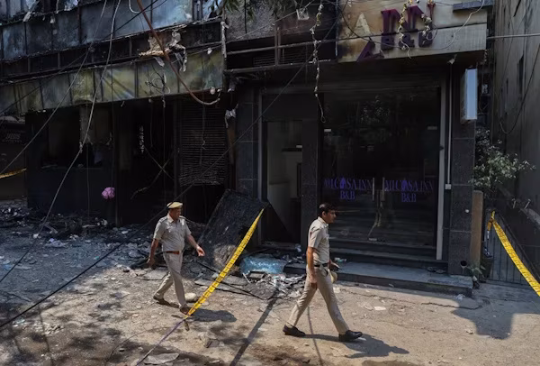 Nueva Delhi (EFE).- Al menos 21 personas murieron y 26 resultaron heridas, la mayoría de ellas extranjeras, según el balance provisional del incendio en un hotel del sur de Nueva Delhi que las autoridades investigan como una negligencia criminal grave.