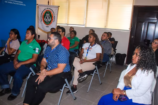 Con la intención de promover una atención respetuosa, accesible e inclusiva, el Instituto Panameño de Habilitación Especial (IPHE), mediante la Oficina de Igualdad de Oportunidades, desarrolló recientemente, la jornada de capacitación titulada “Maneras correctas de dirigirnos a las personas con discapacidad y la importancia de la Lengua de Señas”, enfocada al personal de nuevo ingreso de la sede de Betania.