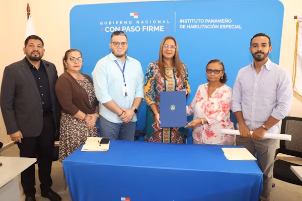 Como parte de las gestiones encaminadas a fortalecer la accesibilidad y mejorar los servicios dirigidos a la población estudiantil con discapacidad, el Instituto Panameño de Habilitación Especial (IPHE) entregó este martes 16 de junio, la orden de proceder para la habilitación de baños en el salón de multiuso del Programa de Parálisis Cerebral Metropolitano.