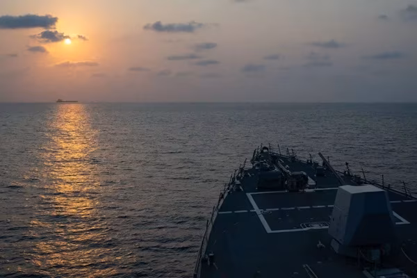 Teherán (EFE).- Al menos cinco embarcaciones iraníes atravesaron el estrecho de Ormuz después de que Estados Unidos anunciara el levantamiento de su bloqueo naval como parte del memorando de entendimiento alcanzado con Irán para poner fin a la guerra y reabrir el estratégico paso marítimo, según informó la cadena estatal iraní Press TV.