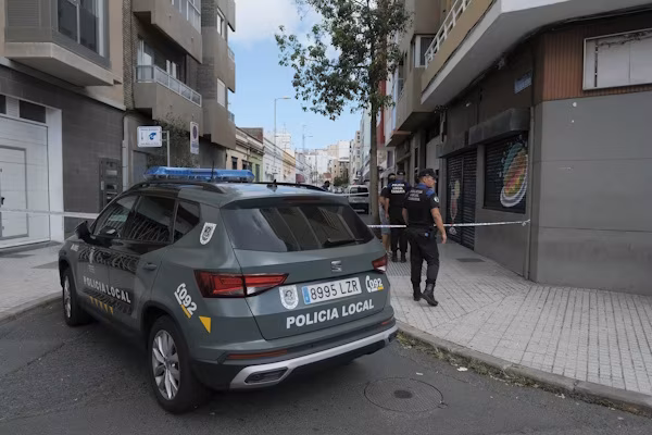 Las Palmas de Gran Canaria (EFE).- Un joven de 25 años ha resultado herido de gravedad la madrugada de este domingo después de que un grupo de una decena de personas le diera una paliza en plena vía pública en Las Palmas de Gran Canaria. Por estos hechos, la Policía Local ha detenido a cuatro de los presuntos implicados.