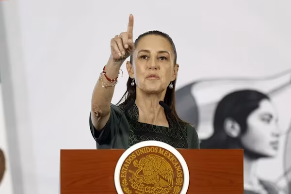 Ciudad de México (EFE).- La presidenta mexicana, Claudia Sheinbaum, decretó este martes trabajo a distancia para trabajadores de la Administración Pública Federal (APF) y el sector privado y la suspensión de clases en la Ciudad de México y la ciudad de Guadalajara (Jalisco, oeste), en fechas en las que ambas ciudades celebrarán partidos de la Copa del Mundo de fútbol 2026. Las fechas son el 17 y 24 de junio en Ciudad de México y el 18 de junio en Guadalajara.