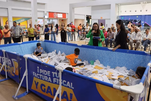 -Culmina con éxito el sorteo en la cuarta región- La Lotería Fiscal Regional completó una nueva parada en su recorrido nacional con la realización del sorteo correspondiente a la Región 4, compuesta por las provincias de: Herrera, Coclé y Los Santos, donde la respuesta de la ciudadanía volvió a hacerse sentir con una amplia participación.