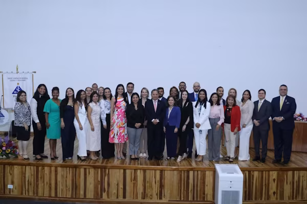 • Los profesionales culminaron su internado y obtienen la idoneidad que les permitirá incorporarse al sistema de salud para ampliar la cobertura de los servicios odontológicos. Un total de 27 nuevos odontólogos finalizaron recientemente de forma satisfactoria su período de internado, requisito indispensable para la obtención de la idoneidad profesional y el ejercicio de la odontología en Panamá, durante un acto que tuvo como sede el Auditorio del Hospital Santo Tomás.