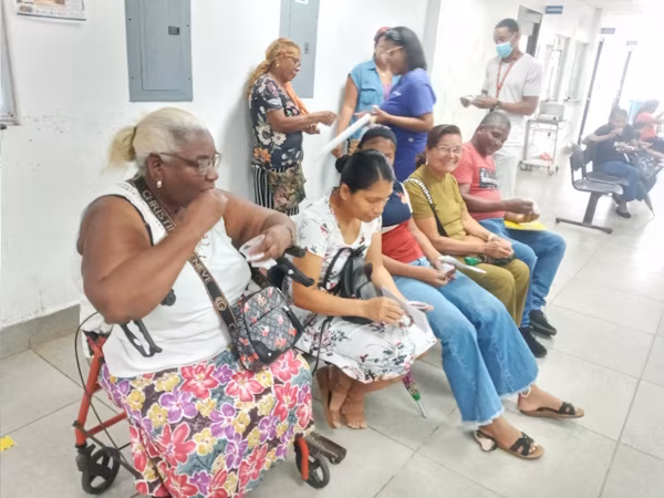 La Coordinación del Programa Adulto Mayor del Ministerio de Salud (MINSA) en la región de Colón, en colaboración con los centros de salud de la provincia, llevó a ejecución recientemente, distintas actividades de concienciación respecto al no maltrato al adulto mayor. En este sentido, Karina Francis, coordinadora regional del programa Adulto Mayor, declaró que, el respeto y el cuidado hacia las personas adultas mayores es responsabilidad de toda la sociedad. “Cada adulto mayor merece vivir con dignidad, seguridad, amor y libre de cualquier forma de violencia o abandono”, señaló.
