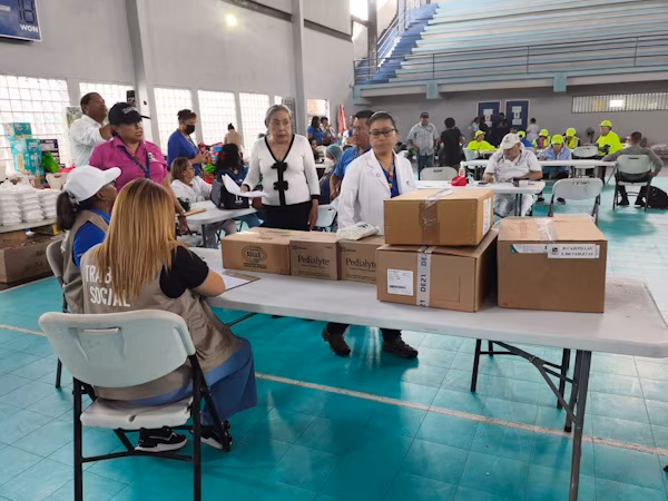 En Panamá, personal de la Región Metropolitana de Salud, en colaboración con la Caja de Seguro Social, sigue ofreciendo atención médica oportuna a las familias que resultaron afectadas por el incendio registrado la madrugada del 28 de junio en los caserones 346 y 348 del corregimiento de San Felipe. Actualmente, en el albergue habilitado en el gimnasio José Alberto Ramón, en el sector de Calidonia, permanecen 69 personas damnificadas, de las cuales 43 son adultos y 26 hijos.
