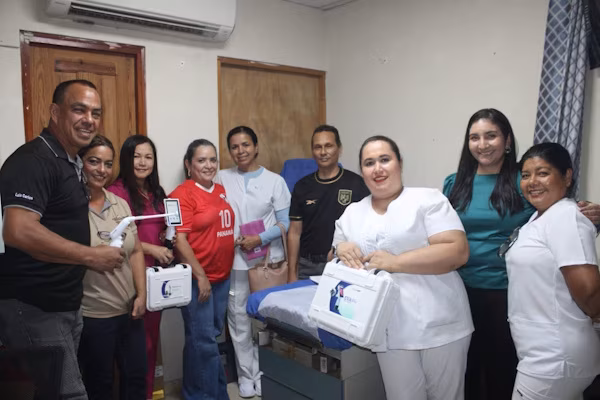 Con una inversión de B/. 16,689.65, el Centro de Salud de Canto del Llano en Veraguas incorporó un moderno equipo de videocolposcopia y termoglide, tecnología que hará factible el fortalecer la prevención, detección temprana y tratamiento oportuno de lesiones del tracto genital femenino, principalmente aquellas relacionadas con el cuello uterino.