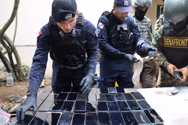 La Operación Cerrojo, la cual se llevó a cabo en el Centro Penitenciario La Joyita el sábado 6, domingo7, y lunes 8 de junio, arrojó resultados significativos en lo referente a la incautación de objetos y sustancias prohibidas. Durante los operativos ejecutados en los pabellones 05, 06, 07, 12, 13, 14, 16 y 17 se decomisaron 10 armas de fuego, 82 municiones, 451 teléfonos celulares, 356 televisores, 35 cargadores de celulares, 61 routers, seis antenas. Asimismo 37 abanicos, una máquina guira, 12 equipos de sonido, dos amplificadores, una antena wifi, tres paneles solares, 161 platinas, 52 sartenes eléctricas, 13 relojes de hombre, 7 audífonos, 19 cables USB, 3 memorias USB, un collar de fantasía, 343 sobres de drogas, B/. 11, 873.64 en efectivo y 3,047 otros artículos prohibidos.